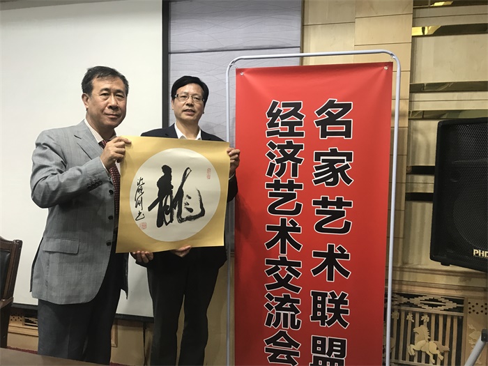 中国国际新闻杂志社书画传播院副院长沈胜刚书法作品在京受追捧图3