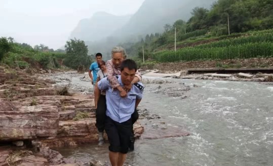 危难之处显身手，平凡之中见真情——记河南省林州市公安局任村派出所副所长刘广庆图3