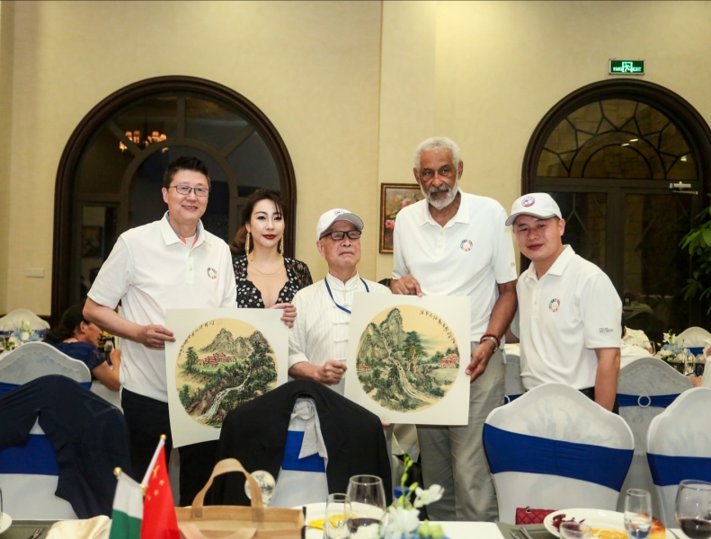 中国国际新闻杂志社副总编辑、国礼画家何斌作品在上海外国使节中外文化交流会上被多国使领馆珍藏