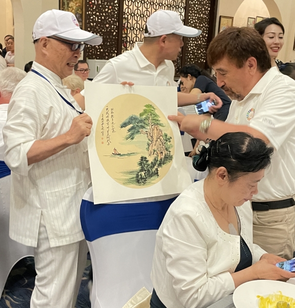 中国国际新闻杂志社副总编辑、国礼画家何斌作品在上海外国使节中外文化交流会上被多国使领馆珍藏