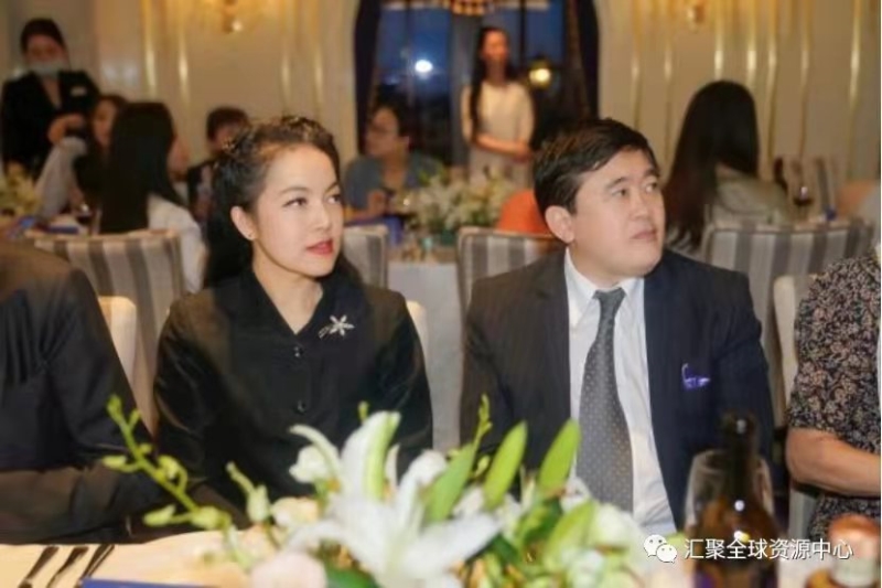中国国际新闻杂志社副总编辑、国礼画家何斌作品在上海外国使节中外文化交流会上被多国使领馆珍藏