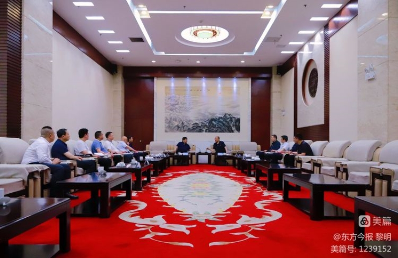 安阳市企业联合会/企业家协会为安钢集团颁发会长单位牌匾图1