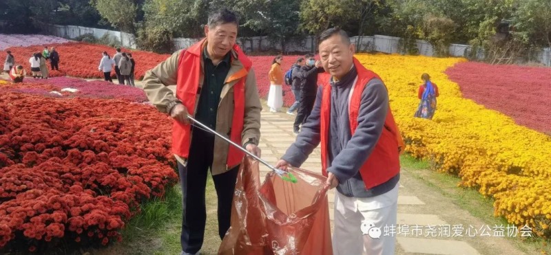 尧润爱心公益协会成员手牵手，用公益陪伴孤儿们快乐成长