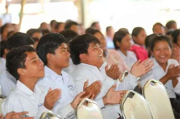 南方电网“澜湄之光”照亮柬埔寨校园 民生合作筑牢中柬友谊之桥图2