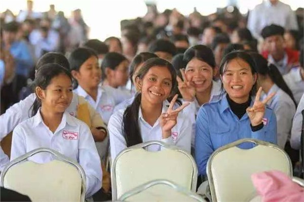 南方电网“澜湄之光”照亮柬埔寨校园 民生合作筑牢中柬友谊之桥图3