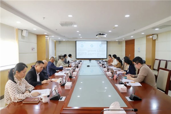 一面锦旗，两项目标——龙华政协委员慈善基金管委会第六次会议再启新程