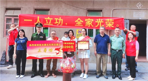 _IBK_微信图片_2026-03-21_123602_424.jpg 立功受奖耀家乡 喜报盈门暖人心——长沙街道为立功受奖军人家庭送喜报