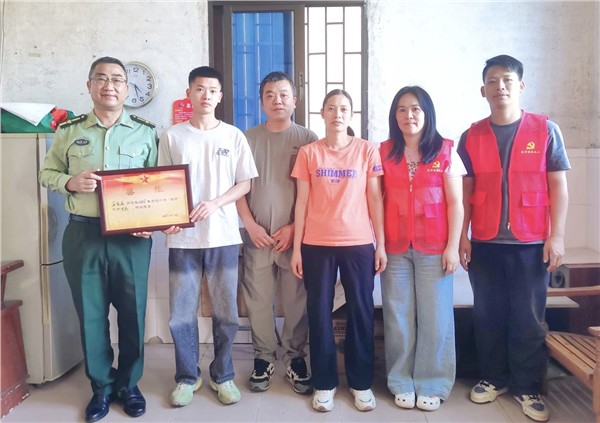 _IBK_微信图片_2026-03-21_123605_302.jpg 立功受奖耀家乡 喜报盈门暖人心——长沙街道为立功受奖军人家庭送喜报