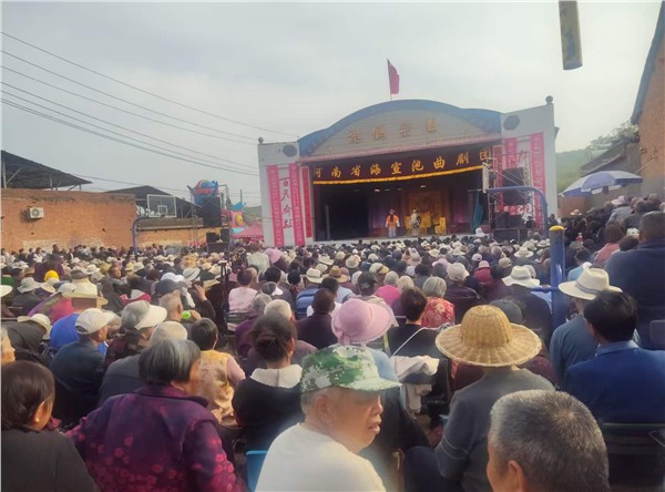 戏韵暖乡野 爱心护桑榆——中国国际新闻杂志社全媒体服务中心指导开展公益施餐活动 千名山区老人乐享庙会“暖心餐”图1