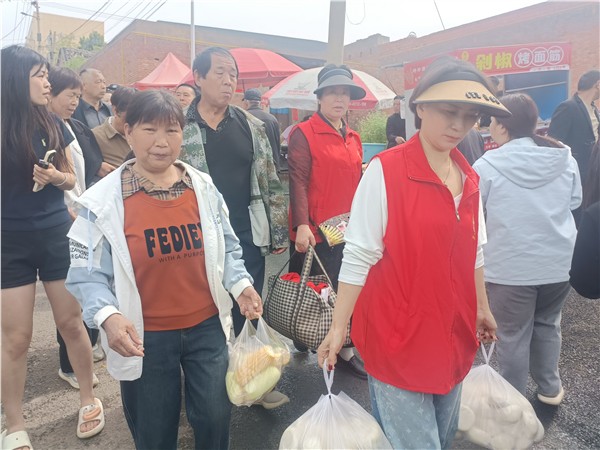 戏韵暖乡野 爱心护桑榆——中国国际新闻杂志社全媒体服务中心指导开展公益施餐活动 千名山区老人乐享庙会“暖心餐”图3