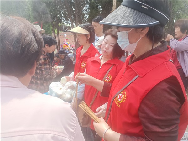 戏韵暖乡野 爱心护桑榆——中国国际新闻杂志社全媒体服务中心指导开展公益施餐活动 千名山区老人乐享庙会“暖心餐”