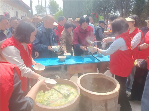 戏韵暖乡野 爱心护桑榆——中国国际新闻杂志社全媒体服务中心指导开展公益施餐活动 千名山区老人乐享庙会“暖心餐”
