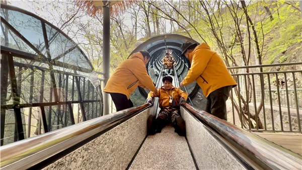 国内首条全封闭空调滑道落户白云山 绝壁之上打造四季舒适新体验