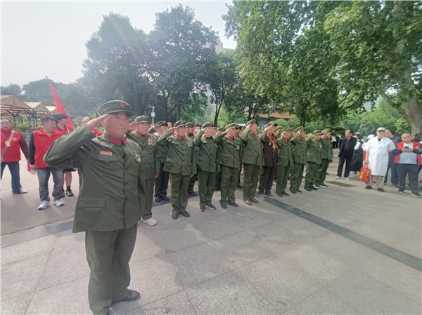 牡丹映初心 温情敬英雄——“我带英雄看牡丹”大型公益活动在洛阳圆满举行图2