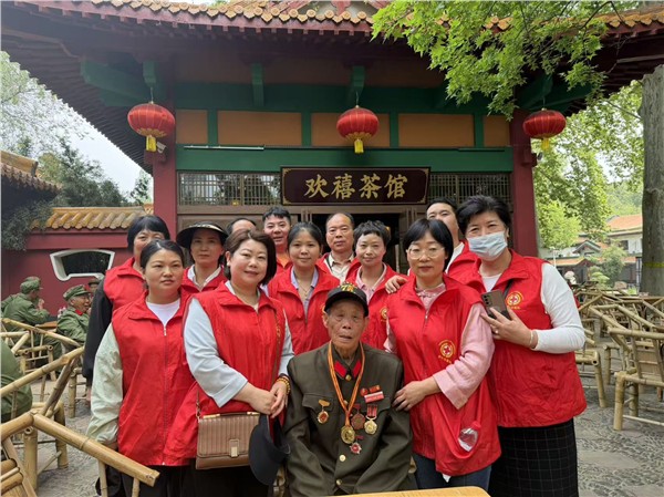 牡丹映初心 温情敬英雄——“我带英雄看牡丹”大型公益活动在洛阳圆满举行图3