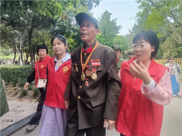 牡丹映初心 温情敬英雄——“我带英雄看牡丹”大型公益活动在洛阳圆满举行