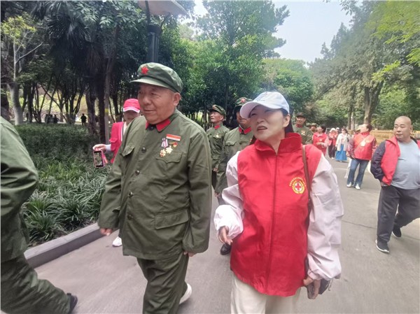 牡丹映初心 温情敬英雄——“我带英雄看牡丹”大型公益活动在洛阳圆满举行