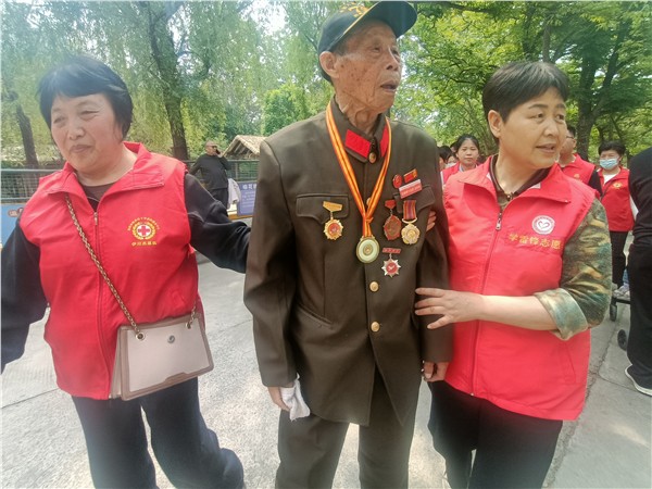 牡丹映初心 温情敬英雄——“我带英雄看牡丹”大型公益活动在洛阳圆满举行