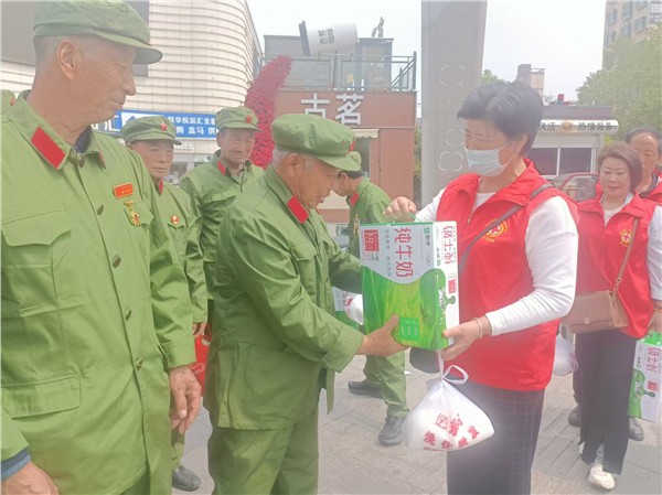 牡丹映初心 温情敬英雄——“我带英雄看牡丹”大型公益活动在洛阳圆满举行