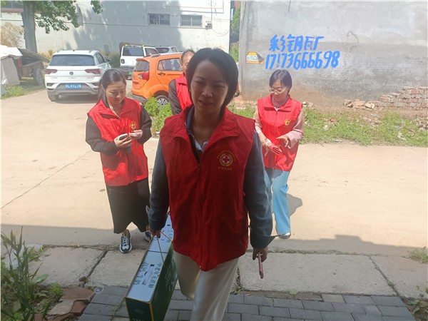 温暖同行！洛阳志愿者走进伊川，以爱为困境家庭点亮希望​ 图1