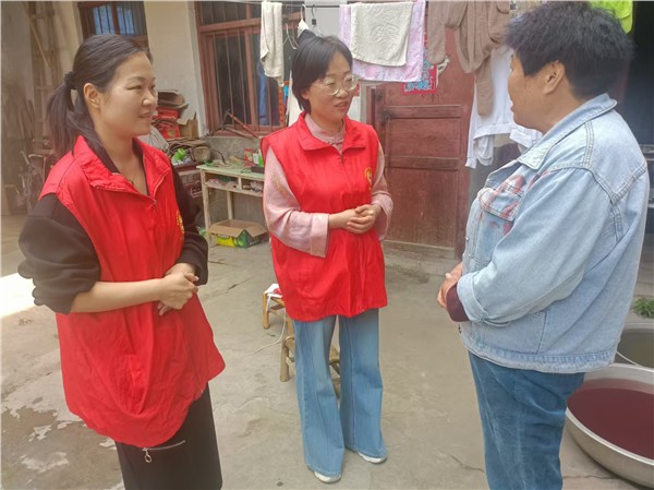 温暖同行！洛阳志愿者走进伊川，以爱为困境家庭点亮希望​ 图2