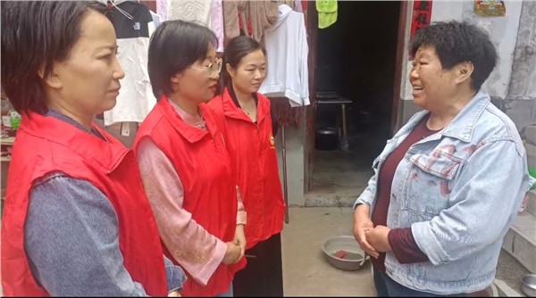 温暖同行！洛阳志愿者走进伊川，以爱为困境家庭点亮希望​ 图3