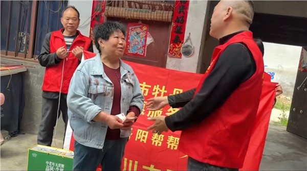 温暖同行！洛阳志愿者走进伊川，以爱为困境家庭点亮希望​ 