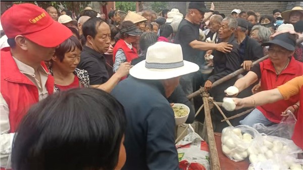 为爱续航坚持公益 洛阳牡丹红十字志愿者暖心守护庙会老人