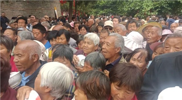 为爱续航坚持公益 洛阳牡丹红十字志愿者暖心守护庙会老人