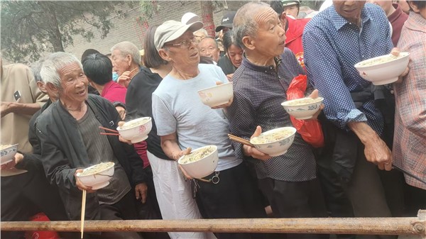 为爱续航坚持公益 洛阳牡丹红十字志愿者暖心守护庙会老人