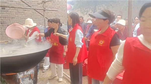 为爱续航坚持公益 洛阳牡丹红十字志愿者暖心守护庙会老人