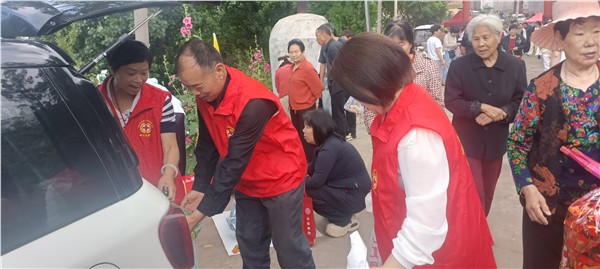 践行公益永不停歇！牡丹红十字志愿者伊川队情暖古城庙会老人