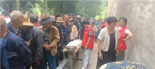 践行公益永不停歇！牡丹红十字志愿者伊川队情暖古城庙会老人