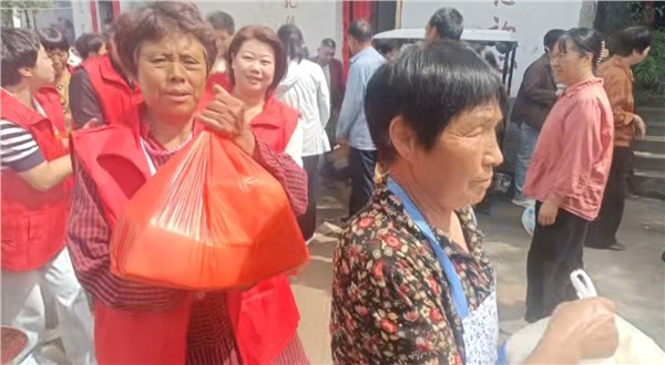 践行公益永不停歇！牡丹红十字志愿者伊川队情暖古城庙会老人