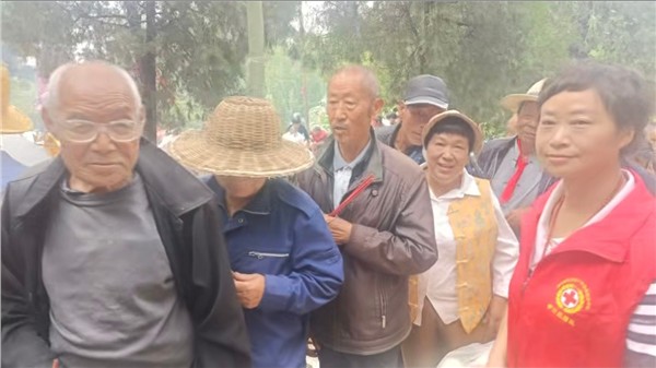 践行公益永不停歇！牡丹红十字志愿者伊川队情暖古城庙会老人