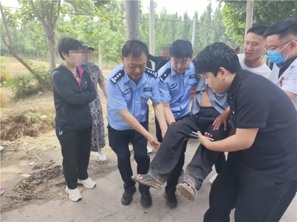 路遇车祸伸援手 履职担当暖人心——鹿邑法院司法警察紧急救助事故受伤群众
