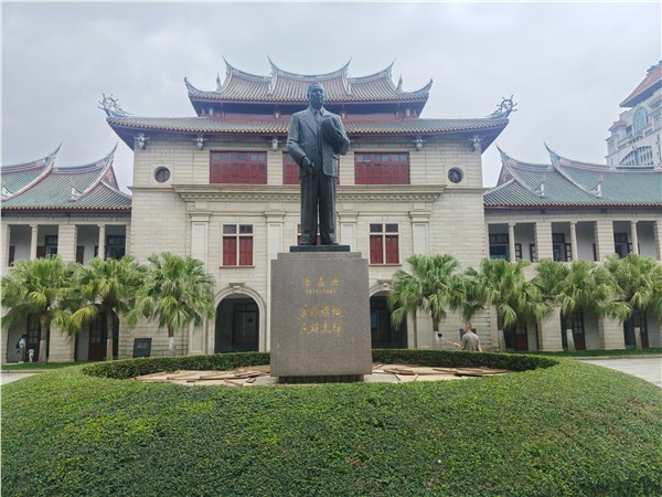 囊萤星火映初心 红色五月铸忠诚——厦门市教育培训协会党员先锋队赴厦门大学开展党史学习教育