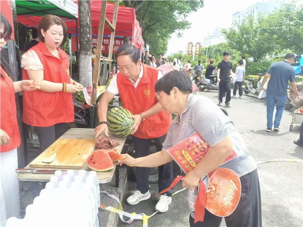 西瓜甜透考场外 爱心护航逐梦路——洛阳市牡丹红十字志愿服务中心伊川队2026年助力高考纪实