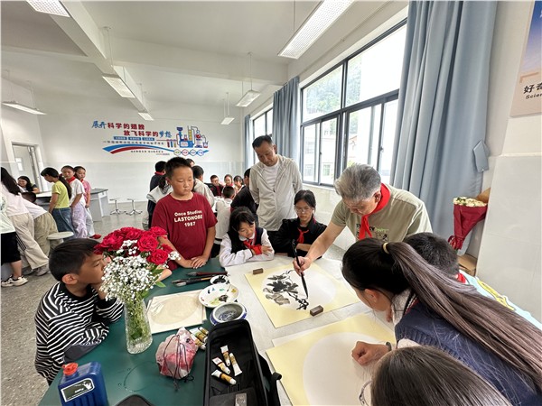 翰墨润童心 书法育新人 昆明市五华区“书画进校园”活动赋能校园美育提质增效