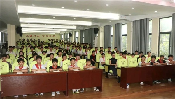 法治护航伴成长 平安校园筑根基——鹿邑县第二实验小学开展法治教育专题报告会