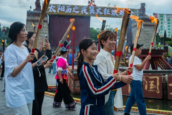 灯火彝乡韵 烟火夜楚雄——两场网络直播解锁滇中夜间文旅新魅力图3