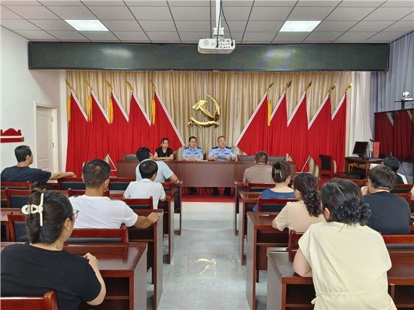 便民宣传进社区 规范上牌护平安——内蒙乌兰察布市四子王旗交管大队扎实开展电动自行车交通安全宣传活动图1