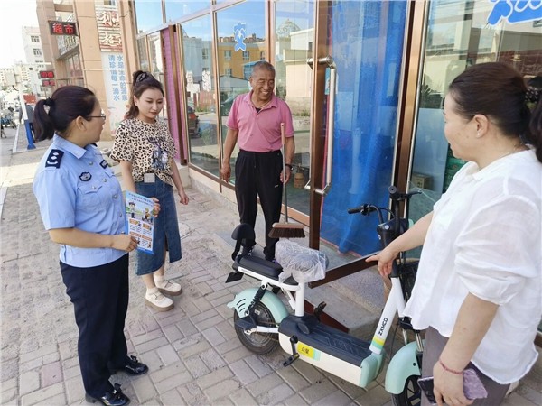 便民宣传进社区 规范上牌护平安——内蒙乌兰察布市四子王旗交管大队扎实开展电动自行车交通安全宣传活动图3
