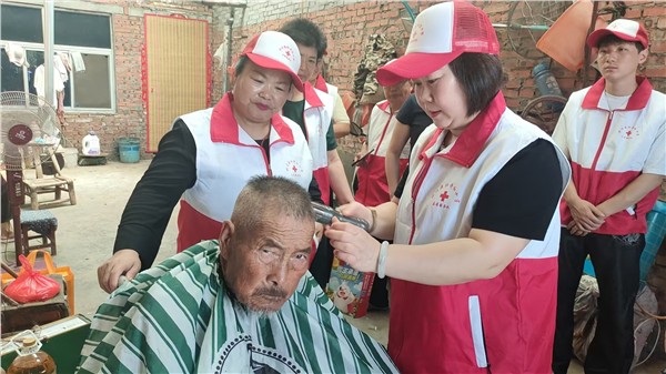 情暖八一敬英雄 赓续红色守初心——伊川县牡丹红十字志愿服务队开展走访慰问老兵公益活动