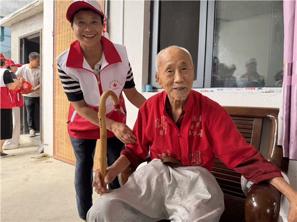 情暖八一敬英雄 赓续红色守初心——伊川县牡丹红十字志愿服务队开展走访慰问老兵公益活动