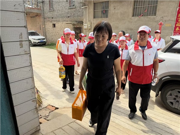情暖八一敬英雄 赓续红色守初心——伊川县牡丹红十字志愿服务队开展走访慰问老兵公益活动