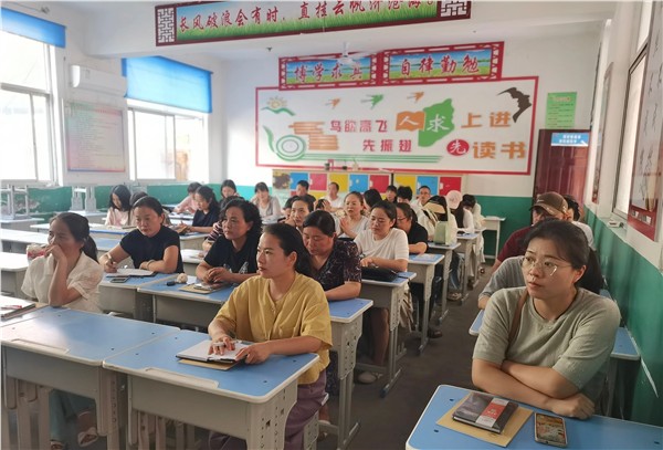 坚守三条底线 深耕育人初心——鹿邑县实验中学召开2026年秋季新学期全体教职工大会